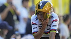Remco Evenepoel v cíli poprvé zvedá hlavu z aero polohy.