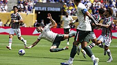 Pedro Neto v krkolomné pozici.