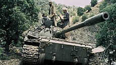 Afghántí mudahedíni stojí na ukoistném sovtském tanku. (1987)