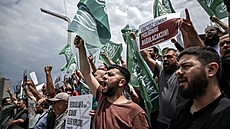 Turci a Turkyn� v Istanbulu protestují proti karikatu�e v �asopisu LeMan, která...