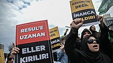 Turci a Turkyn� v Istanbulu protestují proti karikatu�e v �asopisu LeMan, která...