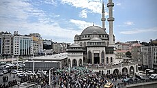 Turci a Turkyn� v Istanbulu protestují proti karikatu�e v �asopisu LeMan, která...