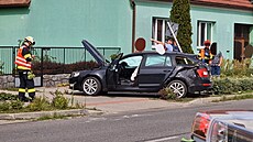 Mladý mu na terénní motorce pi ujídní ped policisty vrazil v Dubanech na...