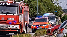 Mladý mu na terénní motorce pi ujídní ped policisty vrazil v Dubanech na...