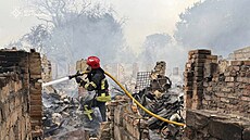 Na snímku ukrajinské záchranné sluby hasii hasí poár po ruském útoku v...