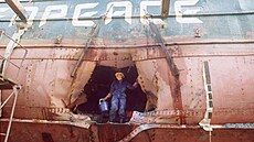 Fotografie ukazuje zniený trup vlajkové lodi Greenpeace Rainbow Warrior. (1....