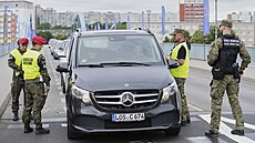 Polská pohraniní strá kontroluje v polských Slubicích vozidla. (7. ervence...