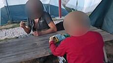 Kempování ve vystaveném stanu u obchodního domu se hledanému mui nevyplatilo....