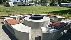 Lidé na koupaliti v Dubici u eské Lípy mohou nov kempovat. (léto 2025)