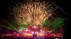 Vystoupení na hlavní stagi doprovázela velkolepá oh�ostrojová show.