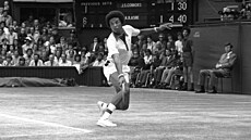 Arthur Ashe b�hem finále ve Wimbledonu 1975.