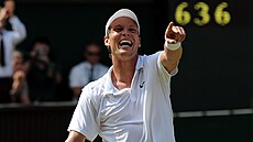 Tomá� Berdych se raduje b�hem Wimbledonu.