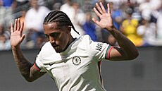 Brazilský útoník Joao Pedro (vlevo), nováek v týmu Chelsea, se omlouvá...