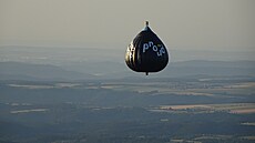 Horkovzduný balón speciálního tvaru pi záletu na konci ervna 2025 na...