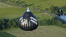 Horkovzduný balón speciálního tvaru pi záletu na konci ervna 2025 na...