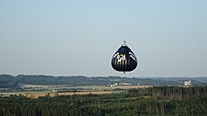 Horkovzduný balón speciálního tvaru pi záletu na konci ervna 2025 na...