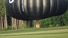Horkovzduný balón speciálního tvaru pi záletu na konci ervna 2025 na...