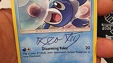 Pape Lev XIV. a jeho podpis na sbratelské kart Pokémon TCG