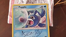 Pape Lev XIV. a jeho podpis na sbratelské kart Pokémon TCG