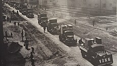 St�hování do dokon�ených dvouletek a kolona nákla�ák� v D�lnické ulici