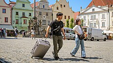 Nyní se musejí turisté do svých hotel� �i penzion� dopravit po svých �i vyu�ít...