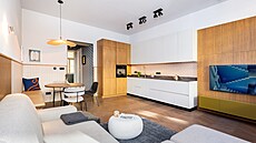 Kuchyská linka pechází v TV stnu. Nábytek na míru dodala firma Interiéry...