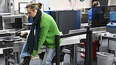 Cestující u bezpenostní kontroly TSA na mezinárodním letiti ve mst...