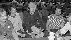 Sraz zlínských signatá Charty 77, rok 1987, Leo Duda s epicí uprosted....