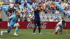 Lautaro Martínez z Interu Milán se drí za hlavu poté, co jeho akci zlikvidoval...