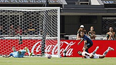 Branká Fluminense Fábio likviduje anci Lautara Martíneze z Interu Milán.