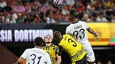 Sergio Ramos z Monterrey hlavi�kuje v duelu s Dortmundem.