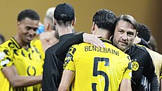 Niko Kova slaví se svým svencem Ramym Bensebainim výhru Borussie Dortmund.