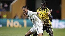 Nelson Deossa (vlevo) z Monterrey uniká Serhouovi Guirassymu z Borussie...