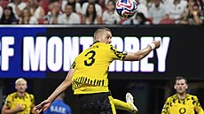 Waldemar Anton z Borussie Dortmund hlavikuje.