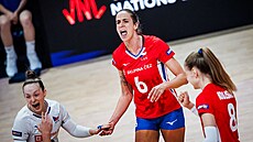 �eská volejbalistka Helena Grozer (6) slaví se spoluhrá�kami.