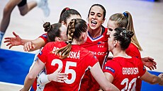 eské volejbalistky se povzbuzují.