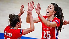 �eské volejbalistky Kate�ina Valková (10) a Magdaléna Jehlá�ová (15) se...