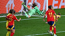 panlské fotbalistky skórují proti Belgii.