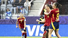 panlské fotbalistky Irene Paredesová (vlevo) a Esther Gonzalezová slaví gól.