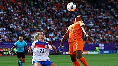 Anglická fotbalistka Alessia Russová sleduje Lineth Beerensteynvou z Nizozemska...