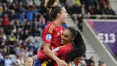 panlské fotbalistky Alexia Putellasová (nahoe) a Salma Paralluelová se...