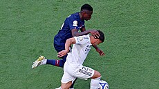 Nuno Mendes (nahoe) z Paris St. Germain krotí Brahima Diaze z Realu Madrid.