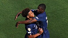 Ousmane Dembelé (vpravo) a Desiré Doué oslavují trefu Paris St Germain.