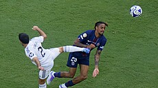 Bradley Barcola (vpravo) z Paris St. Germain a Dani Carvajal z Realu Madrid...