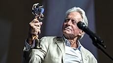 Michael Douglas si pohlíí Kiálový glóbus, který neekan dostal od...