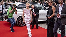 Jana Plodková se prochází po �erveném koberci p�ed uvedením filmu Karavan (9....