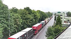 Kolona hlavn kamion na vjezdu do Náchoda od polské hranice po deváté...