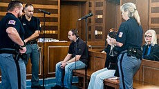 Exman�elé Jaroslav a Petra Janákovi ob�alovaní z vra�dy u Krajského soudu v...