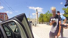 Strá�níci na Riegrov� nám�stí v Hradci Králové p�istihli mu�e s pistolí na...