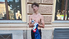 Mladík chtl v centru Plzn po mui, aby mu pjil telefon. Kdy odmítl, napadl...